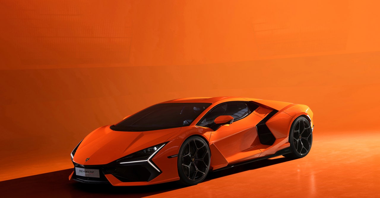 The first plug-in hypercar is the Revuelto