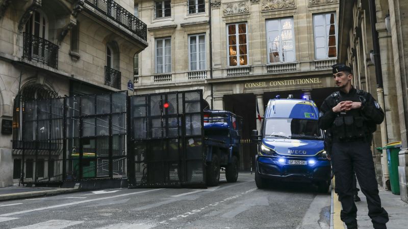 France’s top court backs unpopular plans to raise the retirement age