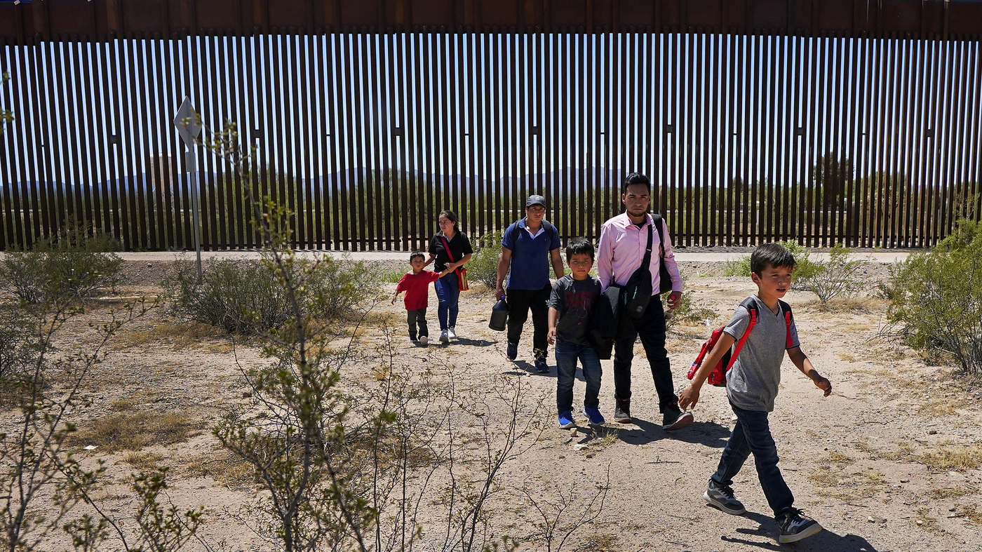 Migrant families cross the border despite efforts by the 3 US administrations