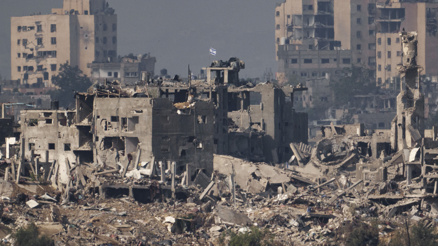Israeli troops find Hamas weapons and enter the largest hospital in Gaza