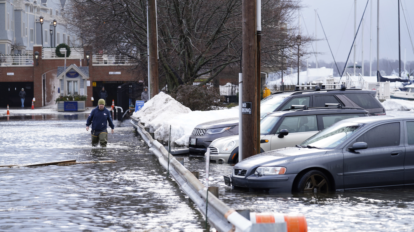 The storm leaves high winds in the South and snow in the Midwest